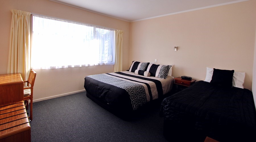 Queen and single bed in separate bedroom